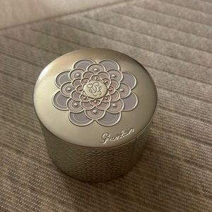 Guerlain Météorites light revealing pearls of powder in the shade 4 doré